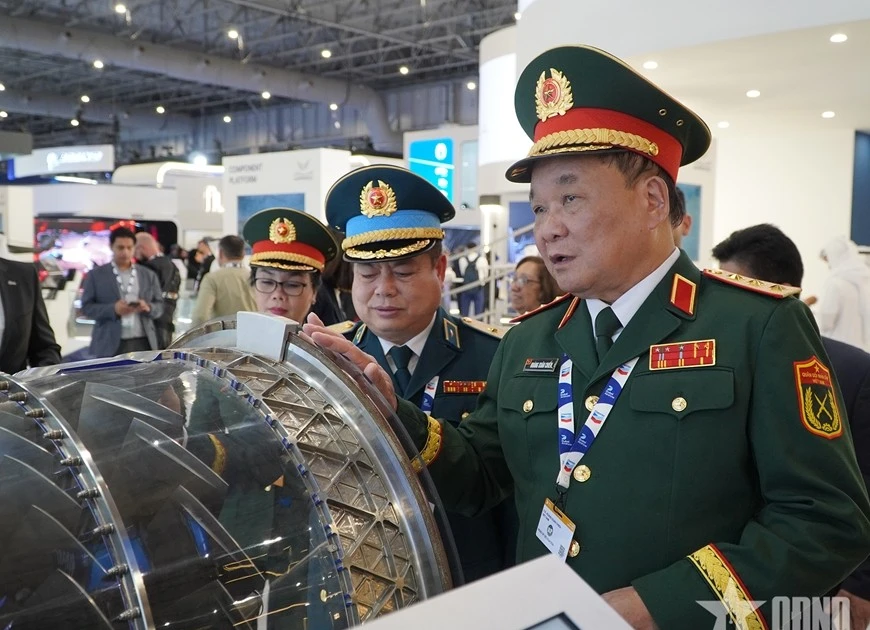Deputy Defence Minister Senior Lieutenant General Hoang Xuan Chien (R) and other officers attend the Dubai Airshow 2025. (Photo: VNA)