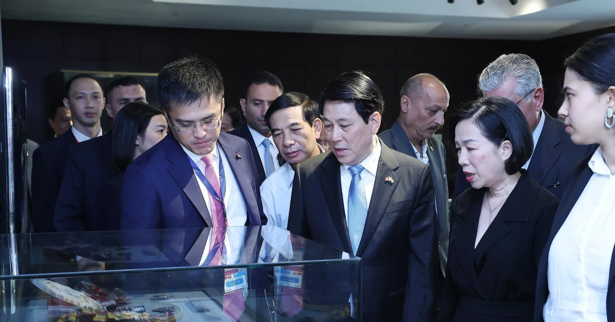 State President Luong Cuong (C) and his spouse Nguyen Thi Minh Nguyet visit the Gamal Abdel Nasser Museum. (Photo: VNA)