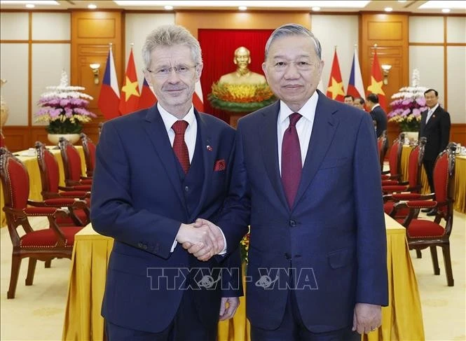 Vietnamese Party General Secretary receives Czech Senate President