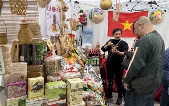 Visitors learn about Vietnamese products at the pavillion of the Viet Nam Trade Office in Hong Kong (China) (Photo: VNA)