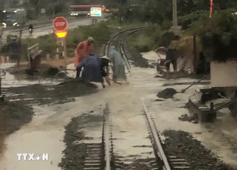 A railway section is flooded in Nam Cam Ranh commune, Khanh Hoa province. (Photo: VNA)