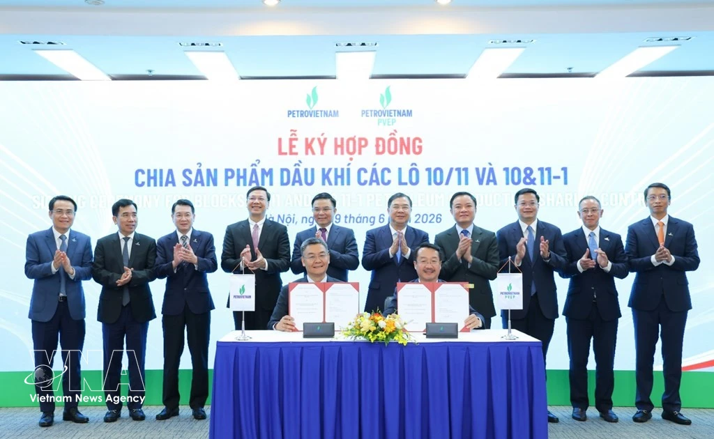 Petrovietnam signs two major oil, gas agreements