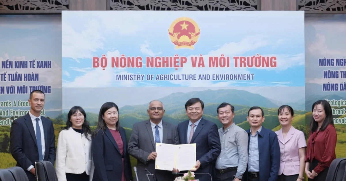 ADB announces 2 million USD emergency aid for flood-hit central Vietnam