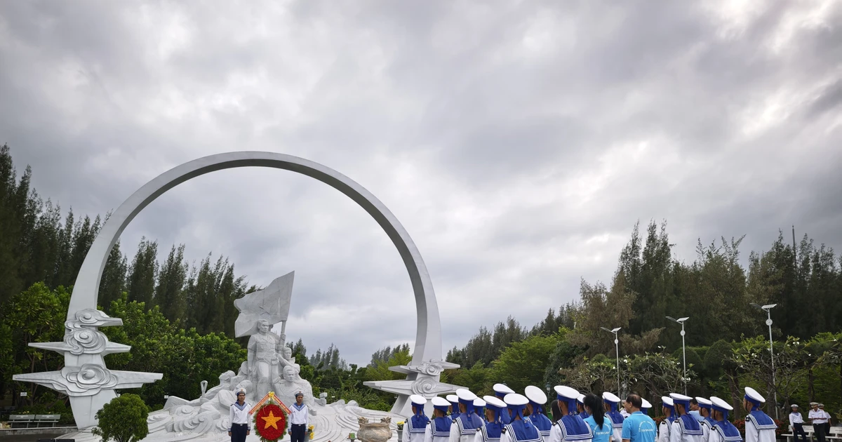 Vietnamese in Poland donate vegetable garden to Truong Sa troops