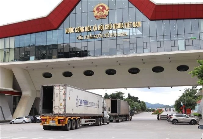 Vietnam, China pilot two-way cargo transport at int’l border gate pair