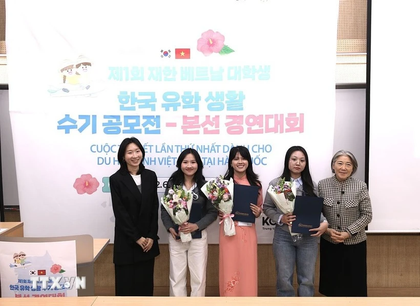 First-prize winners of the writing contest featuring Vietnamese students in the Republic of Korea. (Photo: VNA)