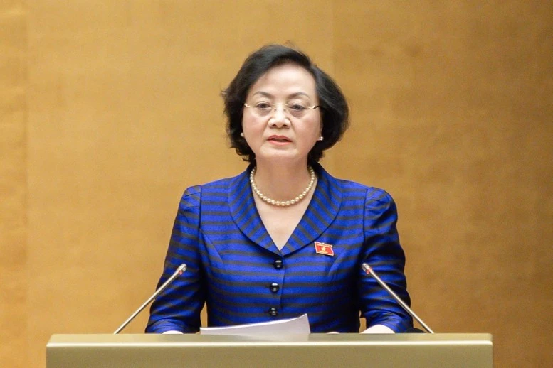 Minister of Home Affairs Pham Thi Thanh Tra presents the proposal on the draft amended Law on Public Employees at the 15th National Assembly's 10th session on October 22, 2025. (Photo: VNA) 