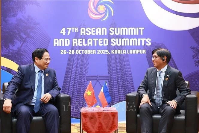 Prime Minister Pham Minh Chinh (L) meets with Philippine President Ferdinand Romualdez Marcos Jr. in Malaysia on October 27, 2025. (Photo: VNA)