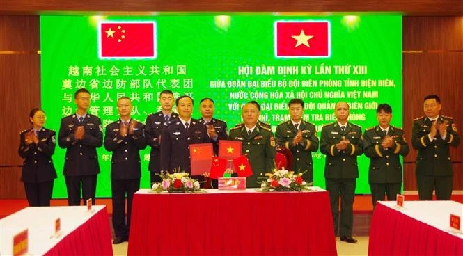 The two sides exchange the minutes of the talks (Photo: VNA)