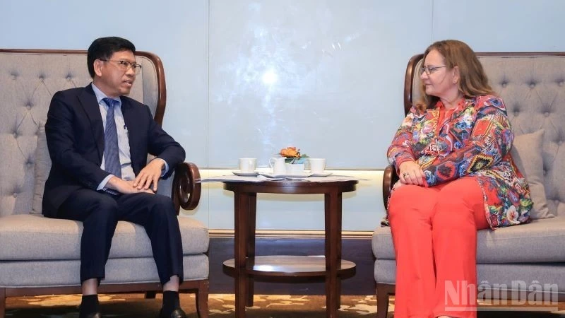 Deputy Minister of Construction Nguyen Xuan Sang holds talks with Dutch Minister for Foreign Trade and Development Cooperation Aukje de Vries in Ha Noi on November 10. (Photo: nhandan.vn)