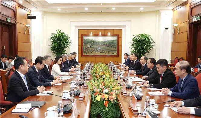 At the talks between Trinh Van Quyet, Secretary of the Communist Party of Viet Nam (CPV) Central Committee and head of the CPV Central Committee’s Commission for Information, Education, and Mass Mobilisation, and Li Shulei, Politburo member, Secretary of the Communist Party of China (CPC) Central Committee’s Secretariat, and head of the CPC Central Committee’s Publicity Department in Hanoi on November 13 (Photo: VNA)