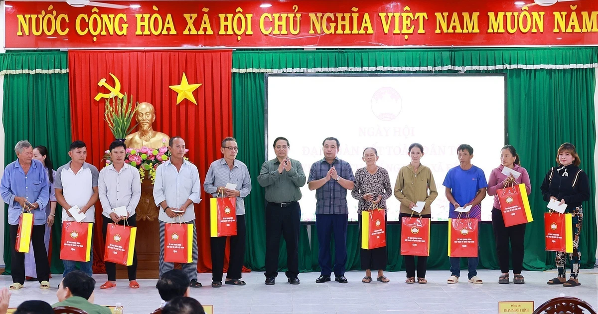 Prime Minister Pham Minh Chinh presents gifts to policy beneficiary families in De Gi commune. (Photo: VNA)