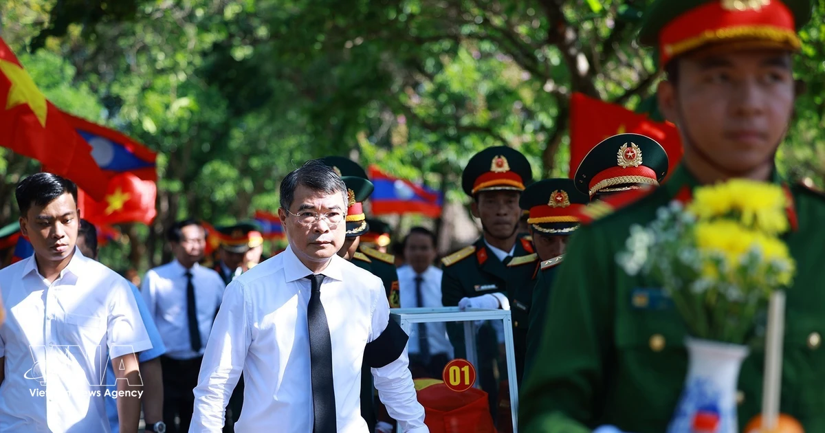 PM attends memorial service, burial for Vietnamese volunteer soldiers, experts died in Laos