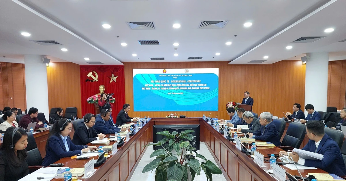 At the seminar on Viet Nam's three-decade contributions to building and shaping ASEAN (Photo: VNA)