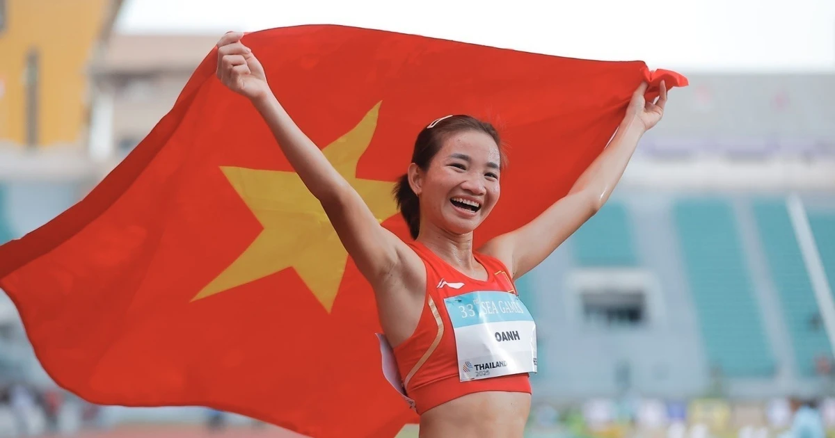 Nguyen Thi Oanh superbly secures a gold medal in the women’s 3,000m steeplechase at the 33rd SEA Games, adding to her titles in the 5,000m and 10,000m events. (Photo: VNA)