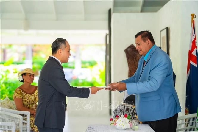Vietnamese Ambassador to New Zealand and the Cook Islands Phan Minh Giang (L) presents his credentials to Sir Tom Marsters, Representative of King Charles III to the Cook Islands (Photo: VNA)