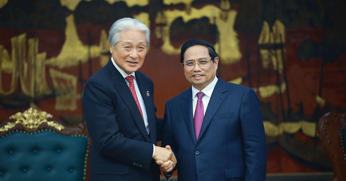 Prime Minister Pham Minh Chinh (right) receives Governor of Tochigi prefecture Fukuda Tomikazu in Ha Noi on December 16. (Photo: VNA)