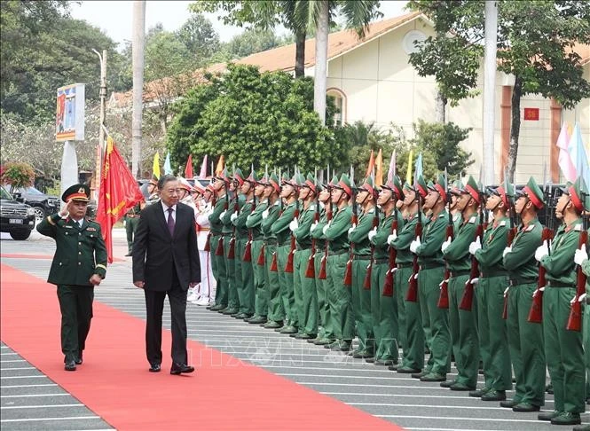 Party Chief Works With Binh Duong Military Command 