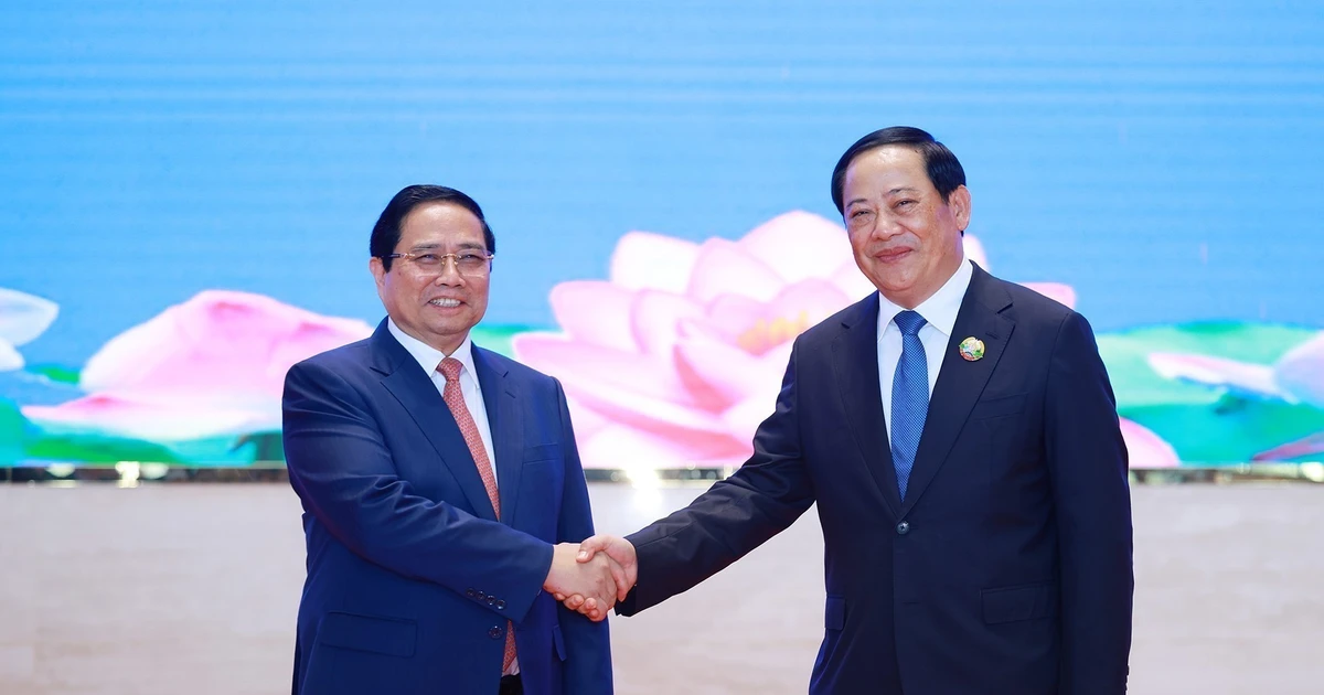 Lao Prime Minister Sonexay Siphandone (R) and Vietnamese Prime Minister Pham Minh Chinh at the 48th meeting of the Viet Nam–Laos Intergovernmental Committee on Bilateral Cooperation on December 3. (Photo: VNA)