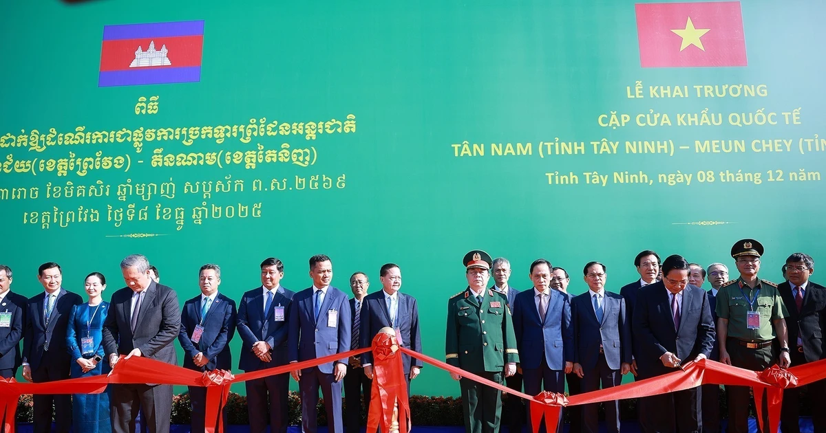 Vietnamese, Cambodian PMs inaugurate Tan Nam - Meun Chey int’l border gate pair
