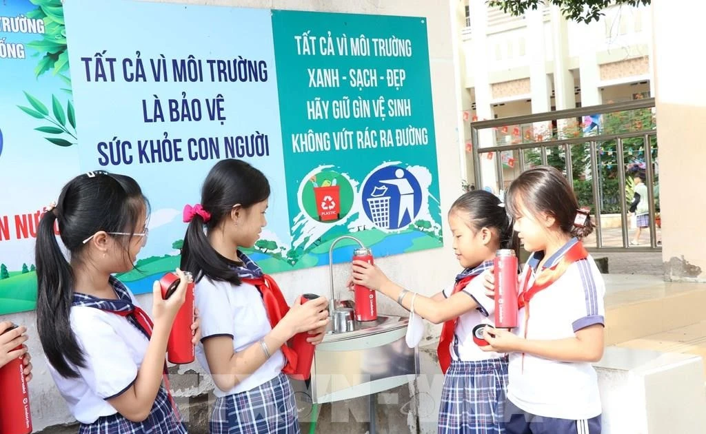 Climate change-affected residents in Vinh Long get clean water access support