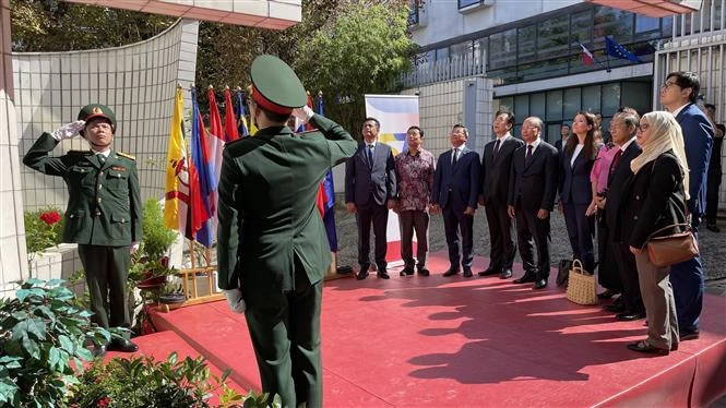 Vietnam hoists flag to mark ASEAN anniversary in France