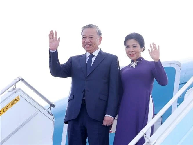 Party General Secretary To Lam and his spouse Ngo Phuong Ly leave Busan for Ha Noi on August 13, concluding their four-day state visit to the Republic of Korea (Photo: VNA)
