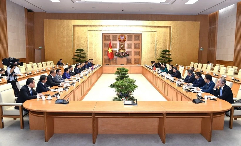 Deputy Prime Minister Ho Duc Phoc, head of the Steering Committee for Enterprise Renewal and Development, holds a working session in Ha Noi on August 13 with a visiting delegation from the Lao People’s Revolutionary Party (LPRP) Central Committee’s Commission for State-owned Enterprise (SOE) Reform. (Photo: VNA)