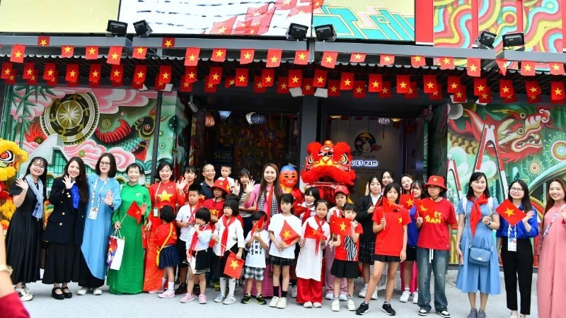 Students from the Vietnamese language school Cay Tre (Bamboo) attend the Mid-Autumn programme at World Expo 2025 in Osaka, Japan. (Photo: VNA)