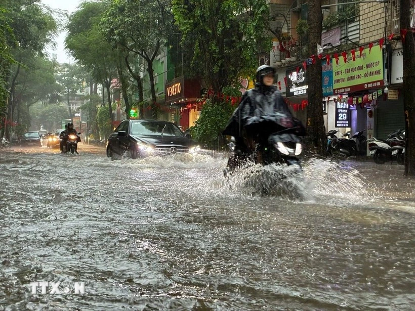 Ha Noi is likely to see widespread precipitation ranging from 50-100 mm due to effects of Typhoon Matmo. (Photo: VNA)