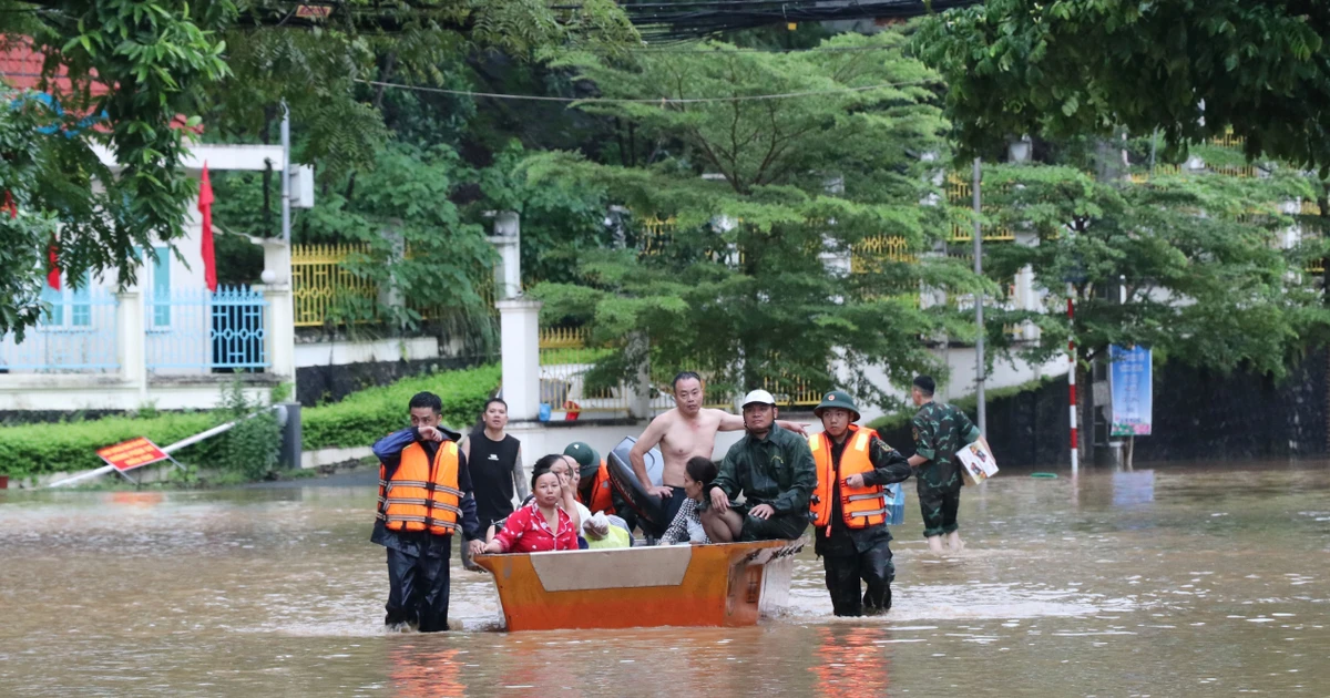 Tuyen Quang border guards assist local residents in evacuating to safety. (Photo: VNA)
