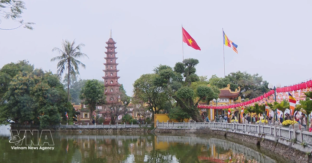 Tran Quoc pagoda in Hanoi draws crowds in early spring
