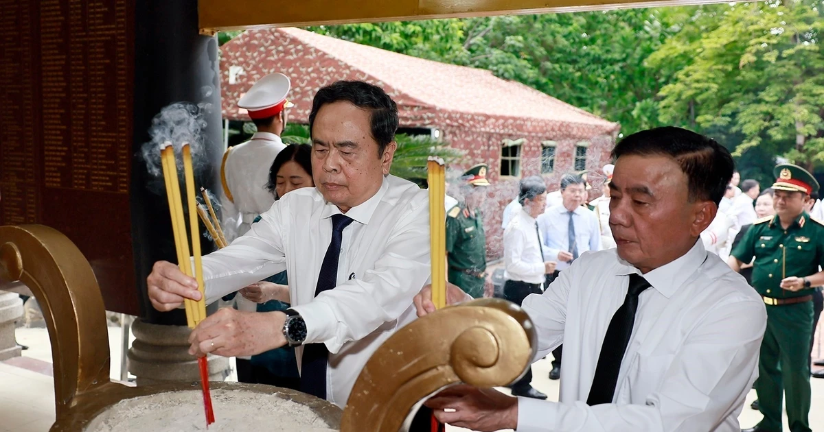 Legislative leader pays tribute to fallen heroes in Ho Chi Minh City