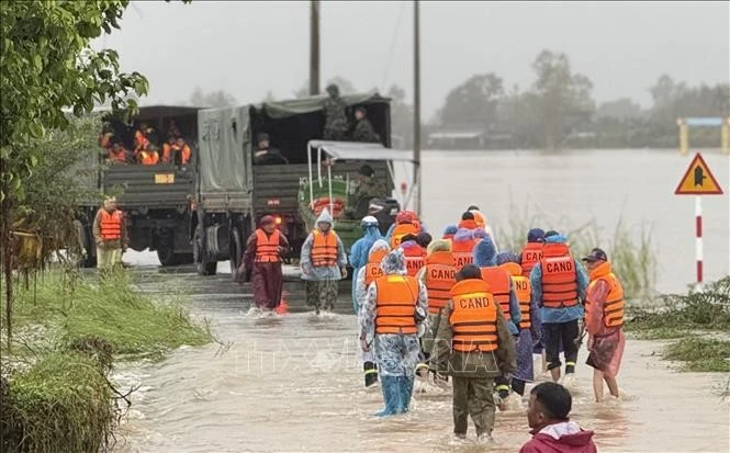 Forces and specialised vehicles advance further into flood-hit Hoa Thinh commune to support relief efforts. (Photo: VNA)