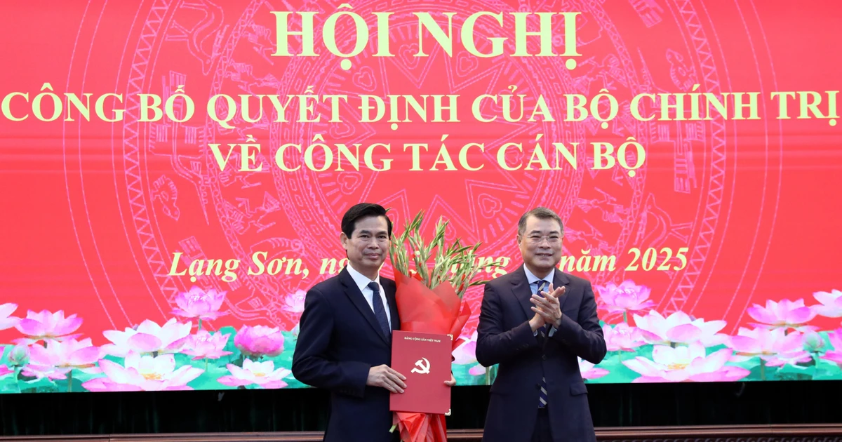 Hoang Quoc Khanh (left), former Secretary of the Son La provincial Party Committee, has been appointed to join the Party Committee of Lang Son province and its Standing Board, and serve as Secretary of the committee for the 2025-2030 tenure from October 15, 2025. (Photo: VNA)