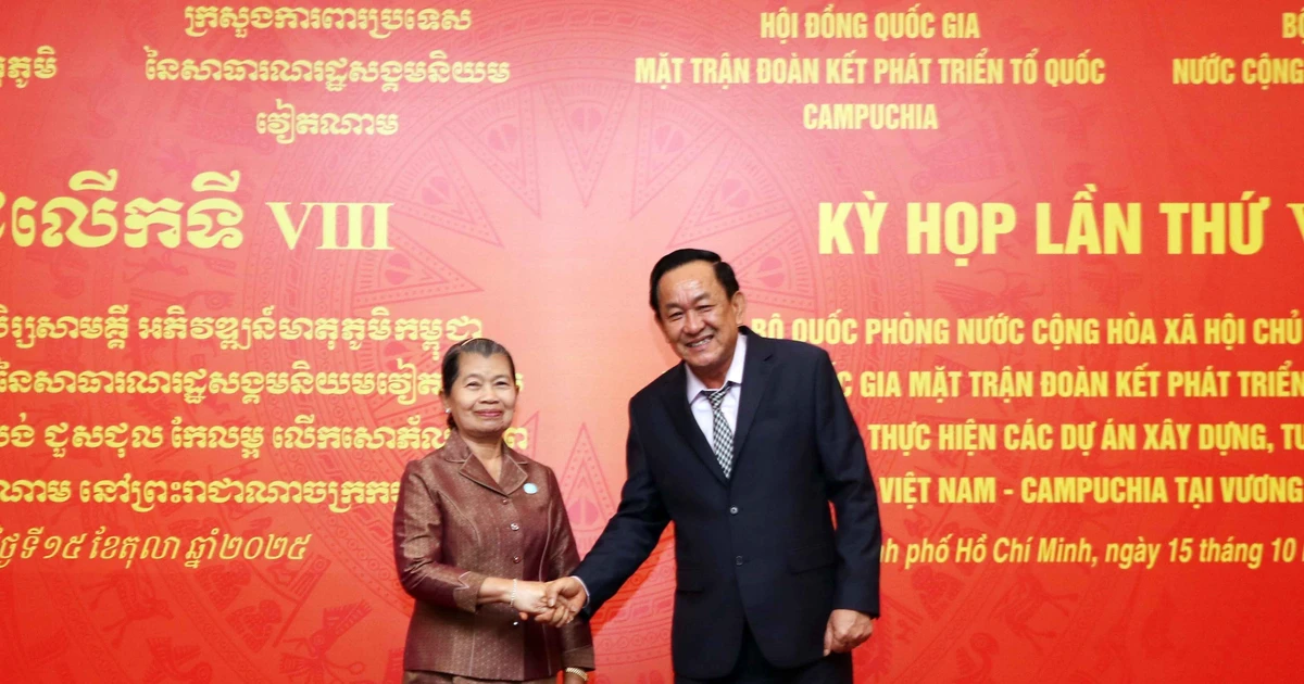 Deputy Minister of National Defence Senior Lieutenant General Vo Minh Luong (R) and SFDCM President Samdech Men Sam An. (Photo: VNA)