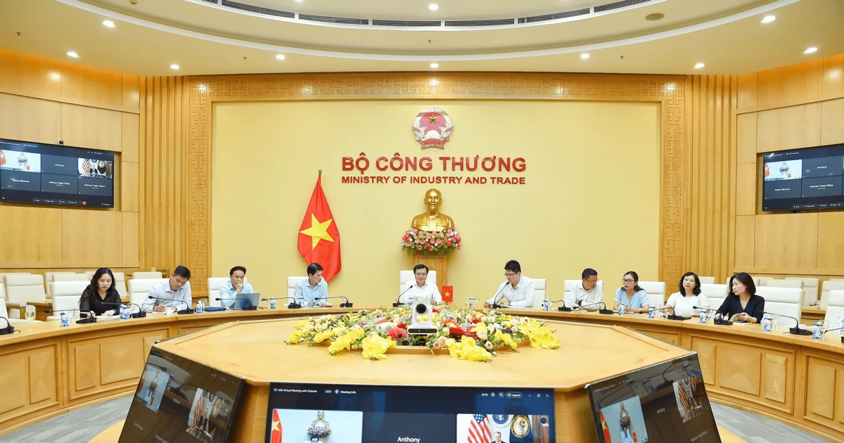 Deputy Minister of Industry and Trade Nguyen Sinh Nhat Tan holds a virtual call with Deputy US Trade Representative Bryan R. Switzer on October 14. (Photo: moit.gov.vn)