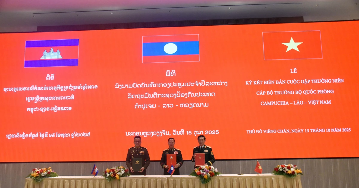 The defence ministers of Vietnam, Laos and Cambodia sign the minutes of their annual meeting in Vientiane on October 15. (Photo: VNA)