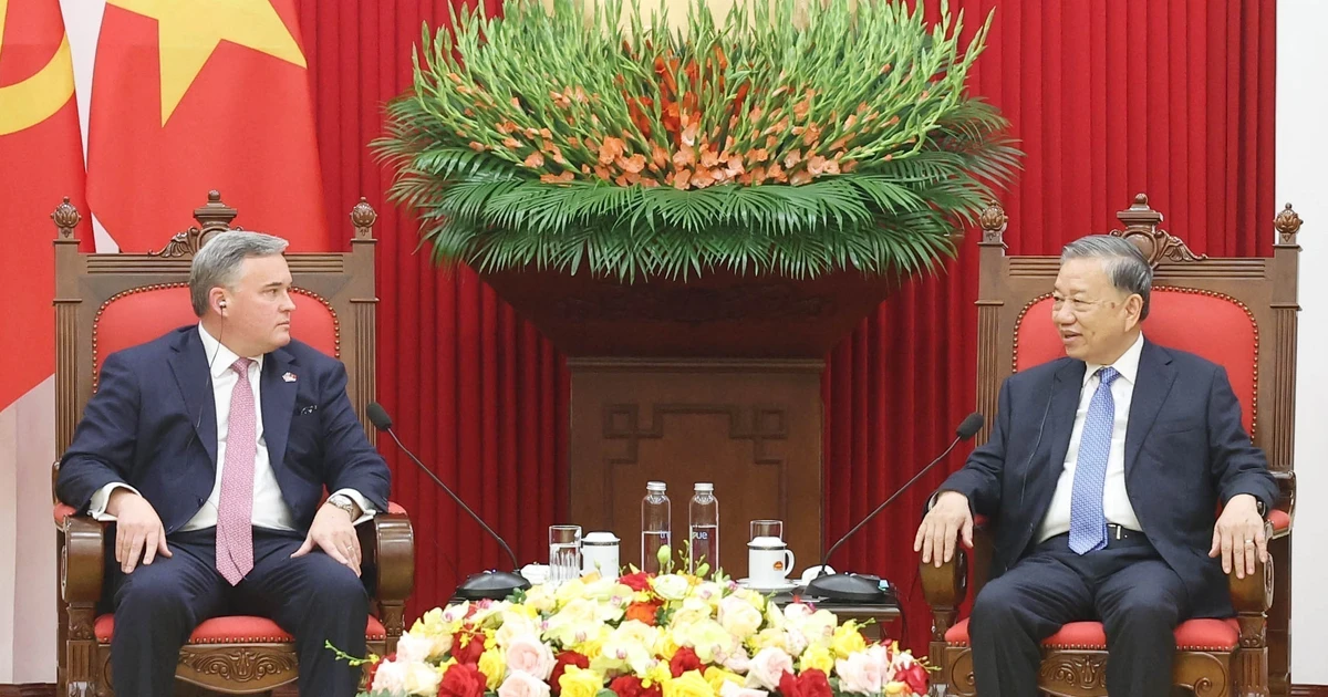 Party General Secretary To Lam (R) and President and COO Eric Hambly of Murphy Oil Corporation in Hanoi on October 15. (Photo: VNA)