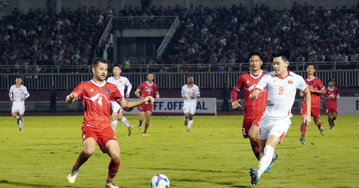 The match between Viet Nam (in white) and Nepal ends with a 1-0 victory for Vietnam. (Photo: VNA)
