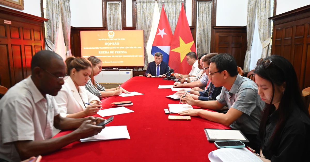 The Vietnamese Embassy in Cuba holds a press briefing on January 8 to inform local media outlets about the 14th National Party Congress, scheduled to take place from January 19 to 25. (Photo: VNA)