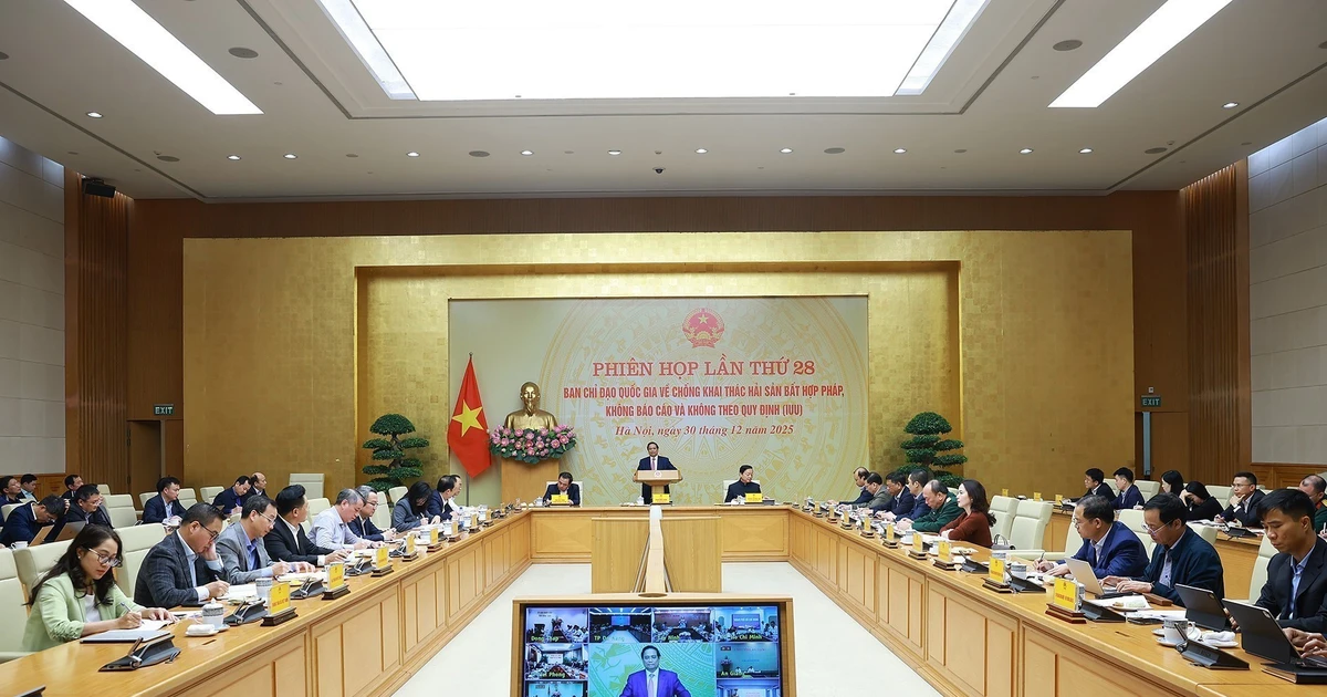 Prime Minister Pham Minh Chinh chairs the 28th meeting of the national steering committee for combating IUU fishing on December 30. (Photo: VNA) 