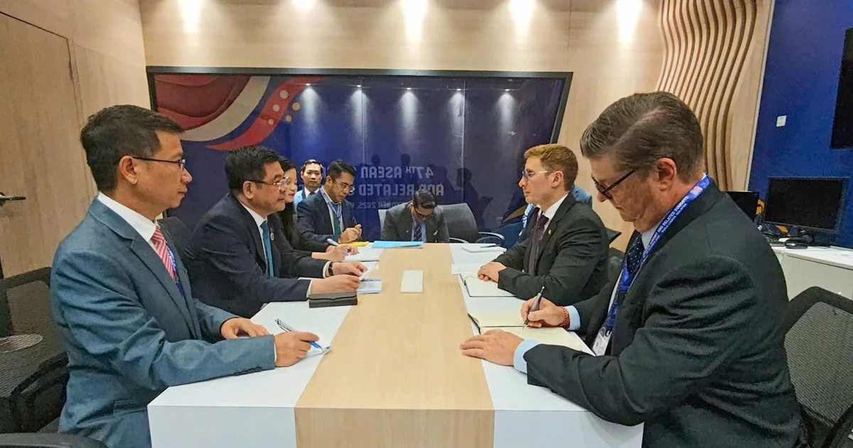 Vietnamese Minister of Industry and Trade Nguyen Hong Dien on October 26 has a working session with US Under Secretary of State for Economic Growth, Energy and the Environment Jacob Helberg on October 26. (Photo: moit.gov.vn)