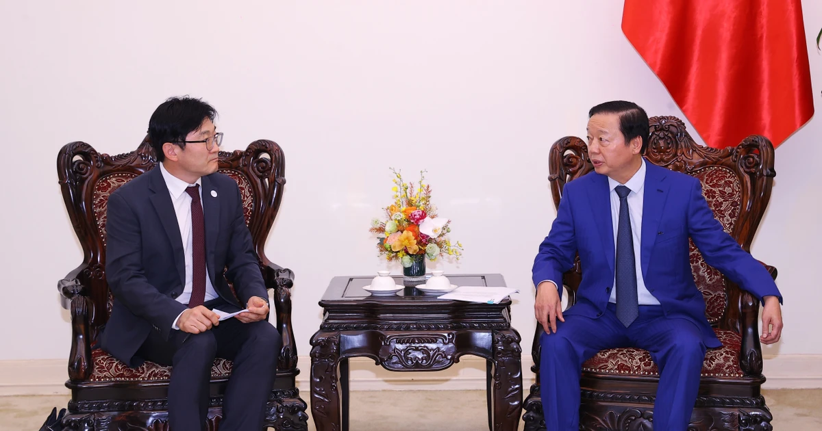 Deputy Prime Minister Tran Hong Ha (R) receives Kim Deawon, Executive Vice President of Samsung E&A, in Ha Noi on October 27. (Photo: VNA)