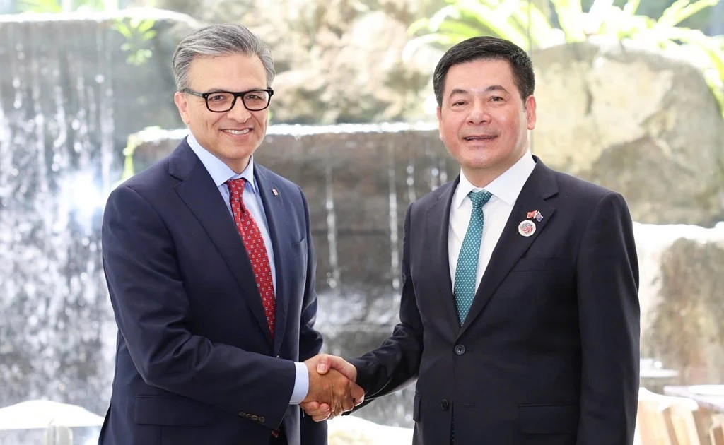Minister of Industry and Trade Nguyen Hong Dien (R) meets with President and CEO of the Business Council of Canada (BCC) Goldy Hyder in Kuala Lumpur on October 27. (Photo: VNA)