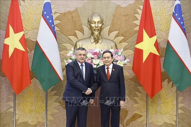 National Assembly Chairman Tran Thanh Man (R) and Speaker of the Legislative Chamber (lower house) of the Oliy Majlis of Uzbekistan Nuriddin Ismoilov in Ha Noi on October 27. (Photo: VNA)