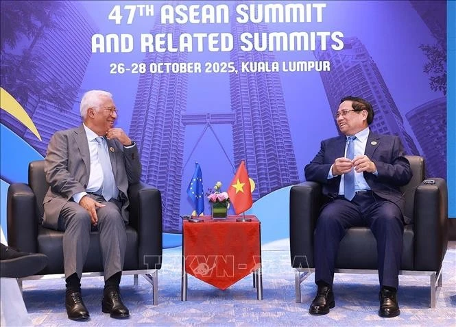 Prime Minister Pham Minh Chinh (right) meets with President of the European Council Antonio Costa to discuss bilateral cooperation and issues of mutual concerns on October 27, 2025 on the sidelines of the 47th ASEAN Summit and Related Summits in Kuala Lumpur, Malaysia (Photo: VNA)