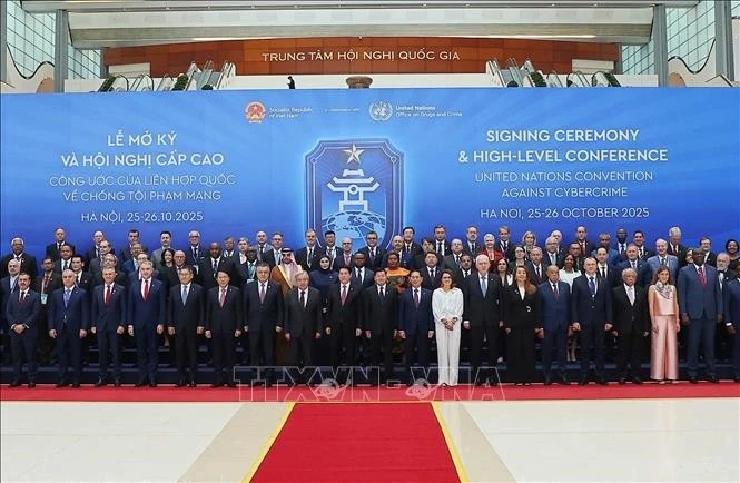 State President Luong Cuong and UN Secretary-General Antonio Guterres pose for a group photo with heads of delegations attending the Signing Ceremony of the Ha Noi Convention. (Photo: VNA)