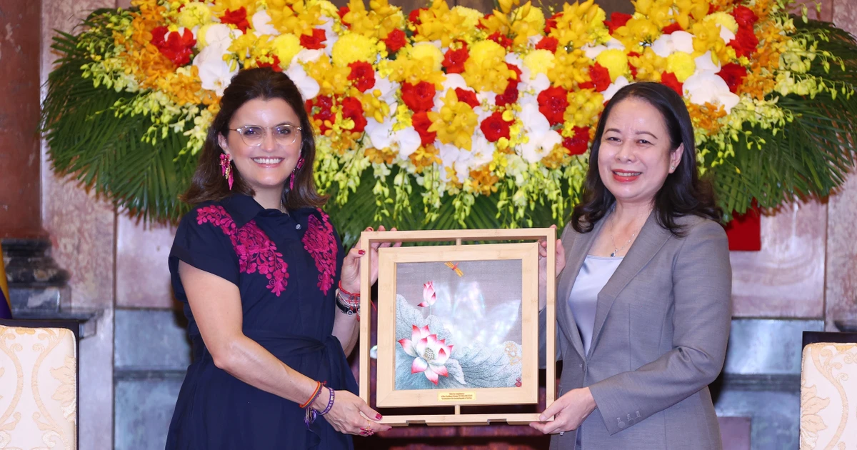 State Vice President Vo Thi Anh Xuan (R) presents a souvenir to Vice President of Ecuador Maria Jose Pinto Gonzalez Artigas at their meeting in Ha Noi on October 27. (Photo: VNA)