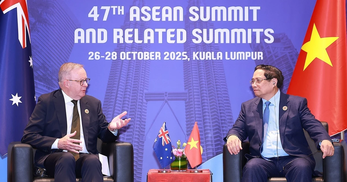 Vietnamese Prime Minister Pham Minh Chinh (R) and his Australian counterpart Anthony Albanese at their meeting in Kuala Lumpur on October 27 (Photo: VNA)